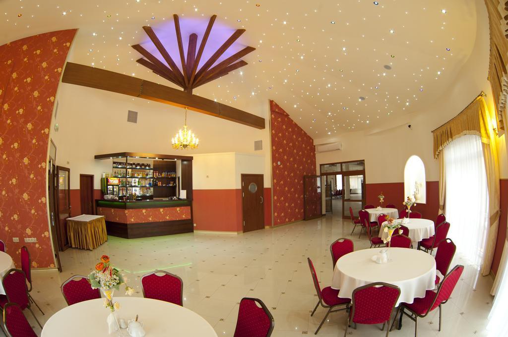 Hotel & Restauracja Okraglak Хенцины Экстерьер фото