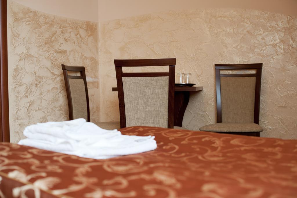 Hotel & Restauracja Okraglak Хенцины Экстерьер фото