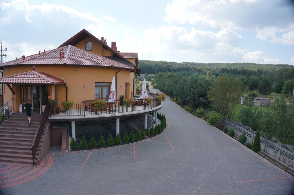 Hotel & Restauracja Okraglak Хенцины Экстерьер фото